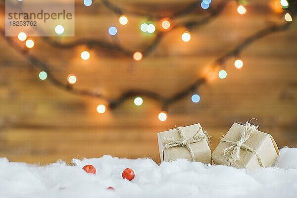 Geschenkboxen dekorativen Schnee in der Nähe von Lichterketten  Auflösung und hohe Qualität schönes Foto