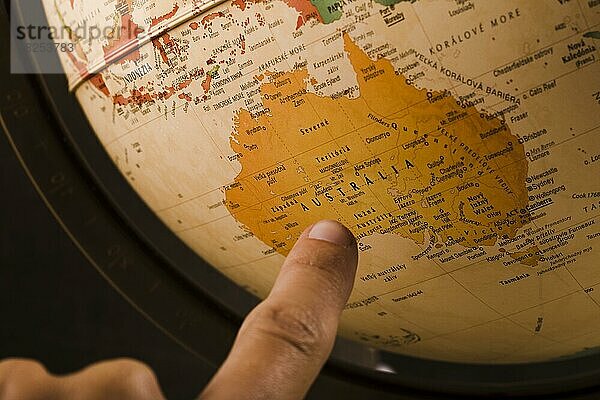 Person s Finger zeigen Australien Land Globus  Auflösung und hohe Qualität schönes Foto
