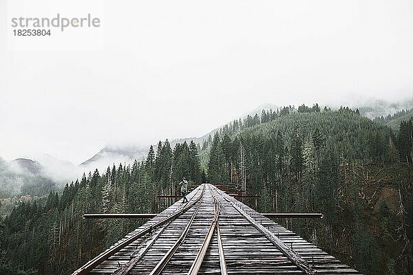 Person Eisenbahnbrücke  Auflösung und hohe Qualität schönes Foto