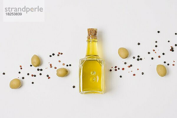 Olivenöl mit Oliven Gewürze Draufsicht  Auflösung und hohe Qualität schönes Foto
