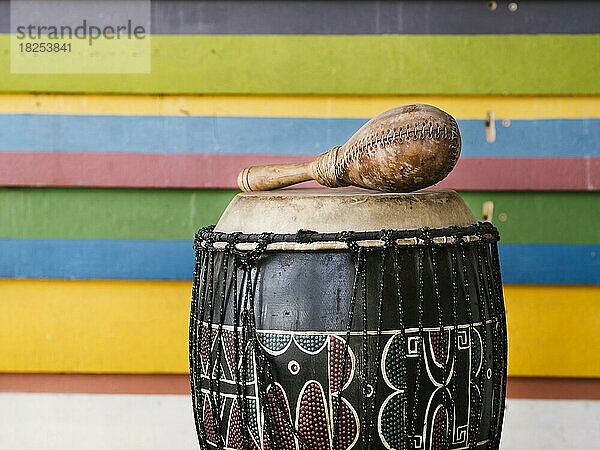 Percussion-Instrumente neben bunten Streifen Wand mit Kopie Raum  Auflösung und hohe Qualität schönes Foto