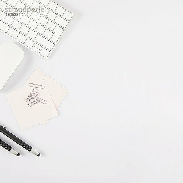 Pens Haftnotizen in der Nähe der Tastatur Maus  Auflösung und hohe Qualität schönes Foto