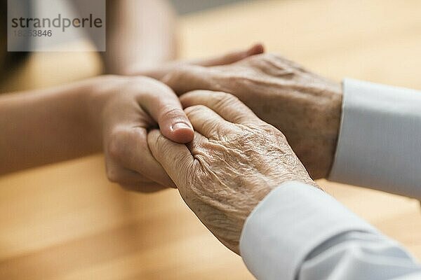 Krankenschwester hält älteren Mann s Hände Empathie. Auflösung und hohe Qualität schönes Foto