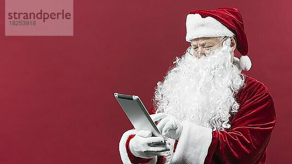 Weihnachtsmannmütze mit Tablet  Auflösung und hohe Qualität schönes Foto