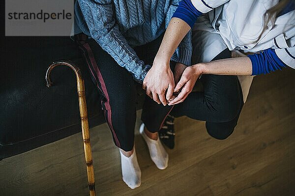 Altersheim Konzept mit Krankenschwester Frau hält Hände. Auflösung und hohe Qualität schönes Foto