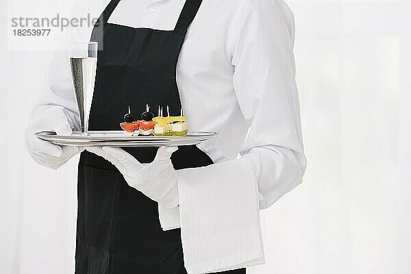 Diener in Uniform hält Tablett. Auflösung und hohe Qualität schönes Foto