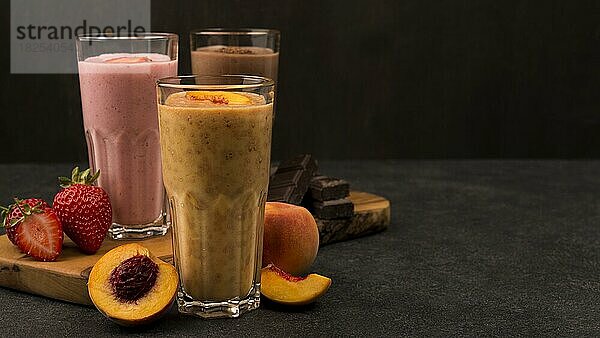 Auswahl drei Milchshake Gläser mit Schokolade Früchte  Auflösung und hohe Qualität schönes Foto