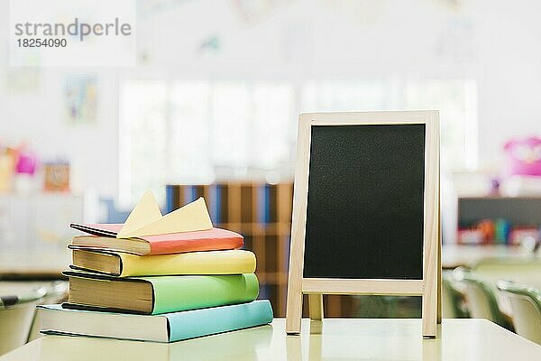 Kleine Kreidetafel Bücher Schreibtisch. Auflösung und hohe Qualität schönes Foto