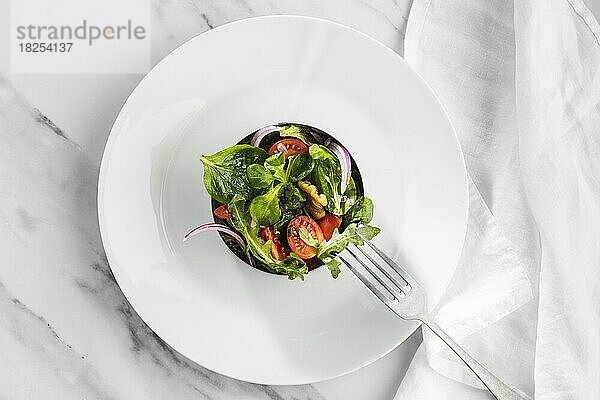 Draufsicht leckerer Salat weißer Teller. Auflösung und hohe Qualität schönes Foto