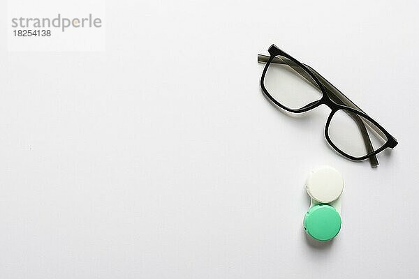 Draufsicht Brillen mit Etui. Auflösung und hohe Qualität schönes Foto