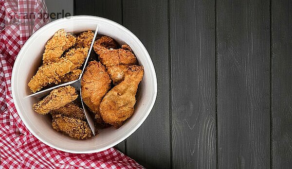 Draufsicht Brathähnchen Eimer mit Kopie Raum Küche Handtuch. Auflösung und hohe Qualität schönes Foto