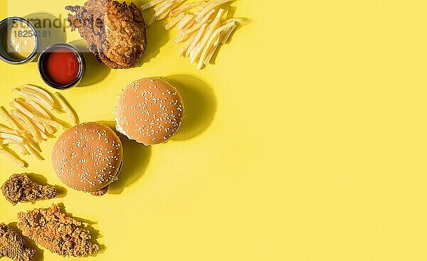Draufsicht Brathähnchen Burger Pommes frites mit Kopierraum. Auflösung und hohe Qualität schönes Foto