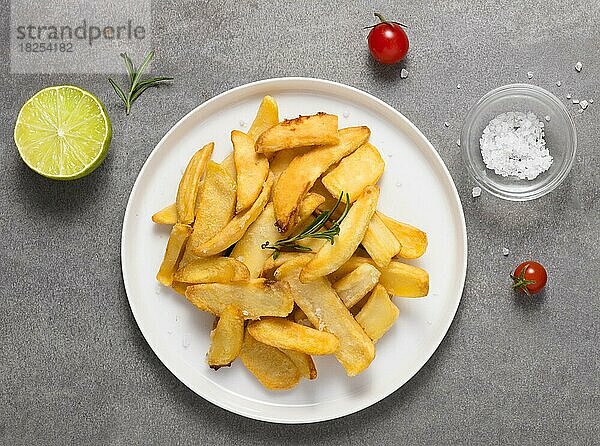 Draufsicht Pommes frites Teller mit Salz Tomaten. Auflösung und hohe Qualität schönes Foto