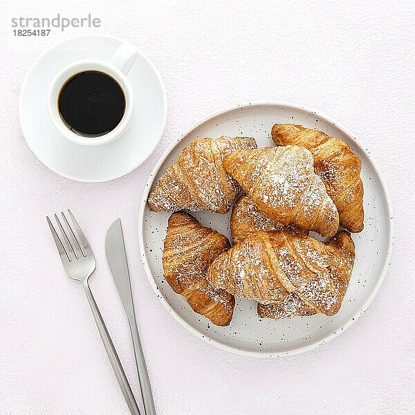 Draufsicht französische Croissants Kaffee. Auflösung und hohe Qualität schönes Foto