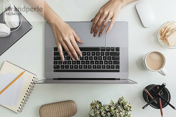 Draufsicht auf die Schreibtischplatte mit Laptop Händen. Auflösung und hohe Qualität schönes Foto