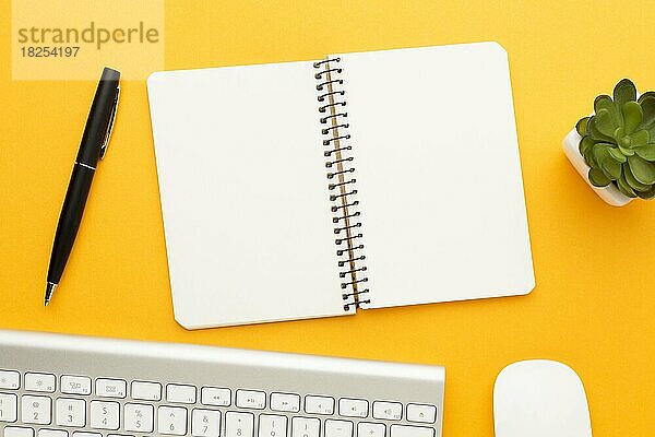 Draufsicht Schreibtisch Konzept mit Notebook. Auflösung und hohe Qualität schönes Foto