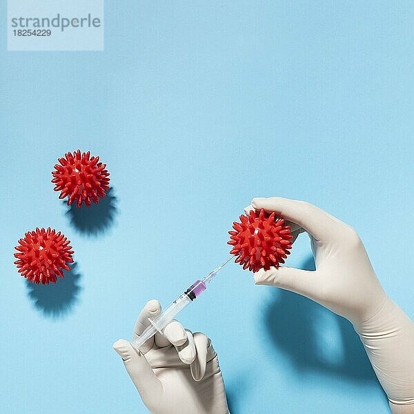 Draufsicht Hand hält Virus mit Spritze. Auflösung und hohe Qualität schönes Foto