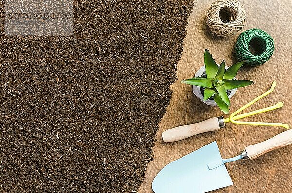 Draufsicht Gartenarbeit Werkzeuge Boden. Auflösung und hohe Qualität schönes Foto