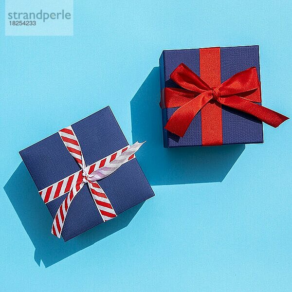 Draufsicht süße Geschenke blauer Hintergrund. Auflösung und hohe Qualität schönes Foto