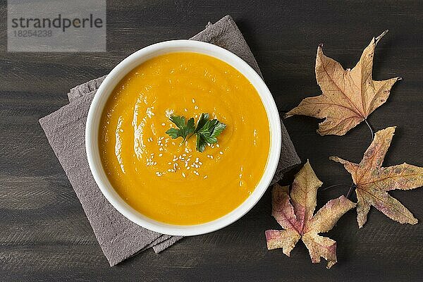 Draufsicht Cremesuppe und Herbstblätter. Auflösung und hohe Qualität schönes Foto