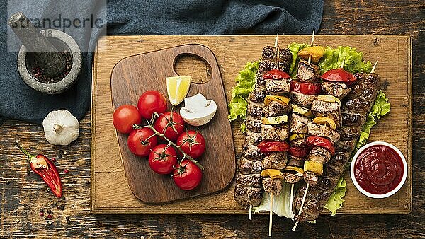 Draufsicht leckeren Kebab mit Fleisch Gemüse Schneidebrett. Auflösung und hohe Qualität schönes Foto