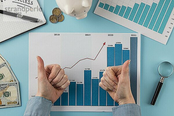 Draufsicht auf Geschäftsgegenstände mit Wachstumsdiagramm Hände geben Daumen hoch. Auflösung und hohe Qualität schönes Foto