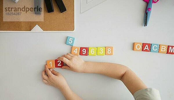 Ansicht von oben Kind Schreibtisch lernen Zahlen Buchstaben 1. Auflösung und hohe Qualität schönes Foto