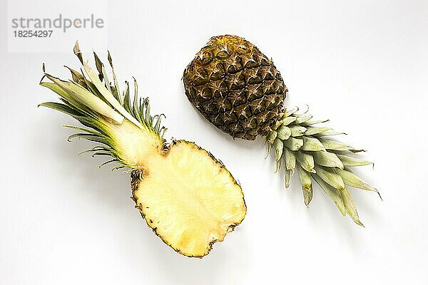 Draufsicht frische Ananas auf dem Tisch. Auflösung und hohe Qualität schönes Foto