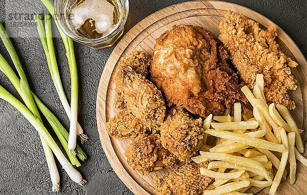 Draufsicht Brathähnchen mit Pommes frites Schneidebrett grüne Zwiebeln. Auflösung und hohe Qualität schönes Foto