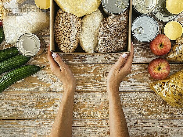 Draufsicht Box mit Lebensmittelspende Hände 1. Auflösung und hohe Qualität schönes Foto