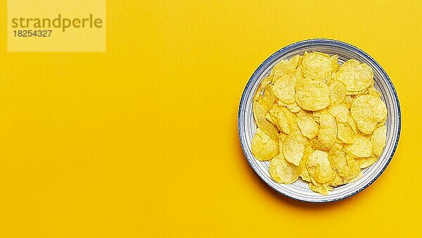 Draufsicht Chips Schüssel gelben Hintergrund. Auflösung und hohe Qualität schönes Foto
