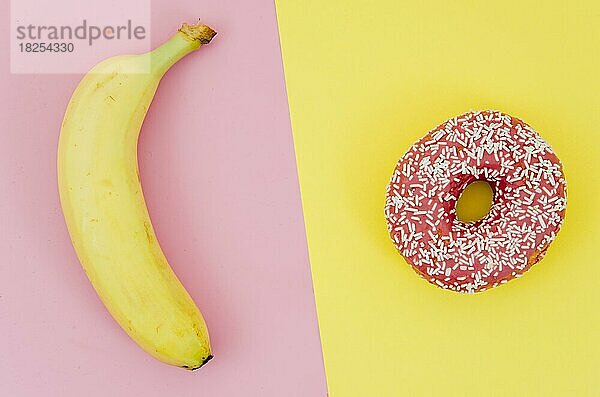 Draufsicht Donut vs. Obst. Auflösung und hohe Qualität schönes Foto