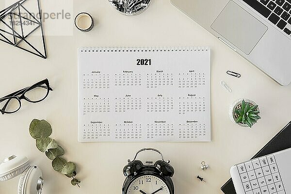 Draufsicht Schreibtisch 2021 Kalender. Auflösung und hohe Qualität schönes Foto