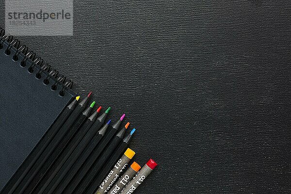 Draufsicht bunte Buntstifte Bleistifte. Auflösung und hohe Qualität schönes Foto