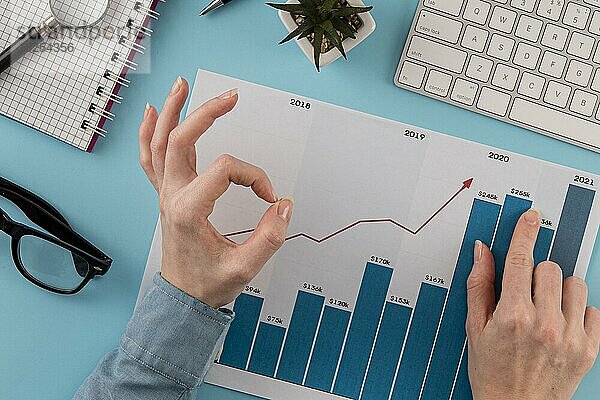 Top-Ansicht Business-Artikel mit Wachstum Diagramm Hände geben okay Zeichen. Auflösung und hohe Qualität schönes Foto