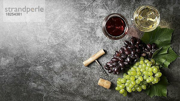 Draufsicht auf köstlichen Bio-Wein und Trauben. Auflösung und hohe Qualität schönes Foto