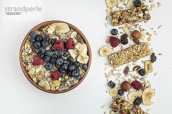 Draufsicht Frühstück Müsliriegel mit Früchten Schüssel. Auflösung und hohe Qualität schönes Foto