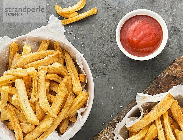 Draufsicht Pommes Frites Schüssel mit Ketchup-Sauce. Auflösung und hohe Qualität schönes Foto