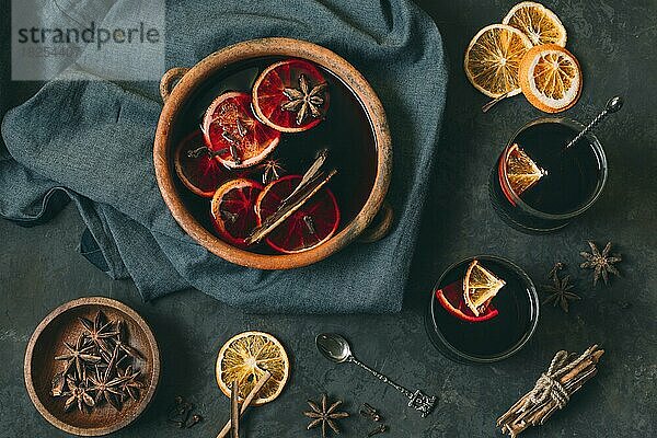 Draufsicht Glühwein mit Sternanis. Auflösung und hohe Qualität schönes Foto