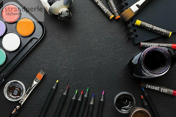 Draufsicht verschiedene Pinsel Buntstifte. Auflösung und hohe Qualität schönes Foto
