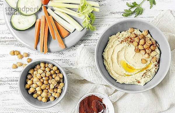 Draufsicht Hummus mit Kichererbsen Gemüse. Auflösung und hohe Qualität schönes Foto