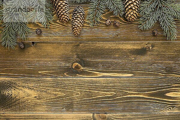Draufsicht natürliche Kiefernnadeln Holzbrett. Auflösung und hohe Qualität schönes Foto