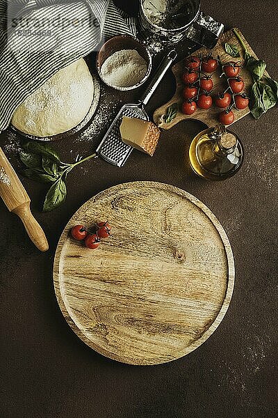 Draufsicht Pizzateig mit Holzbrett Tomaten. Auflösung und hohe Qualität schönes Foto