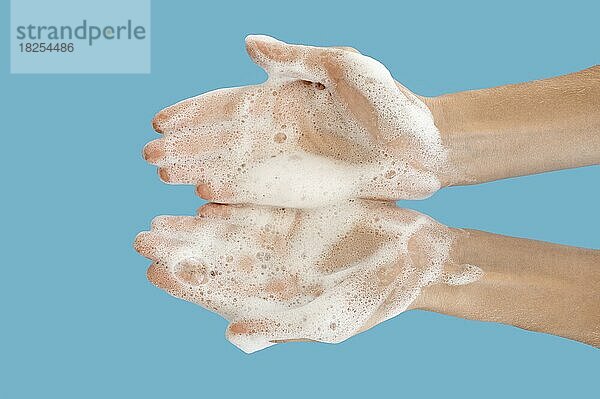 Draufsicht Person wäscht seine Hände mit blauem Hintergrund. Auflösung und hohe Qualität schönes Foto