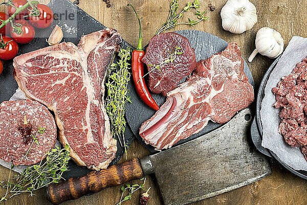 Draufsicht Fleisch mit Knoblauchkräutern. Auflösung und hohe Qualität schönes Foto