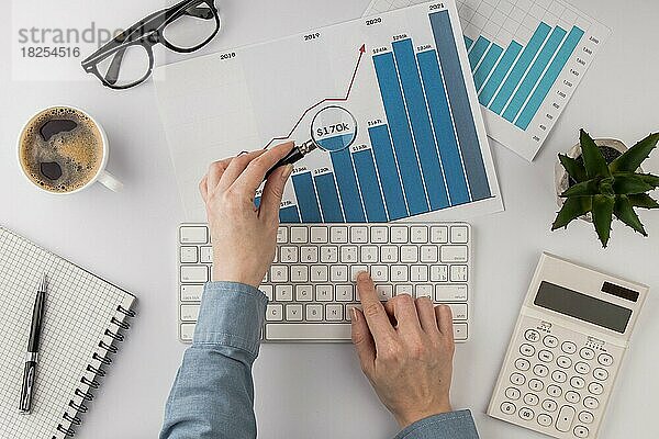 Draufsicht Bürotisch mit Wachstumstabelle analysiert mit Lupe. Auflösung und hohe Qualität schönes Foto