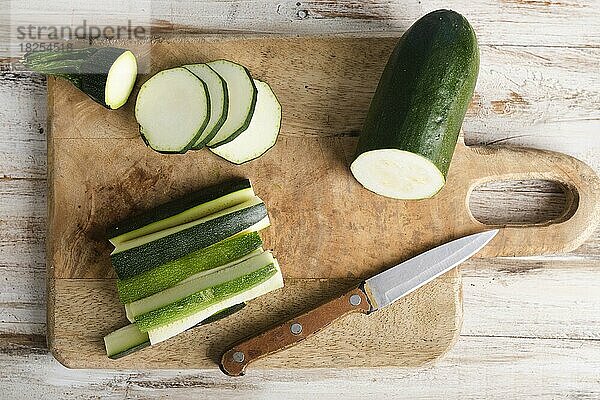 Draufsicht geschnittene Zucchini kleines Messer. Auflösung und hohe Qualität schönes Foto