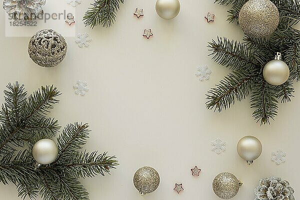 Draufsicht natürliche Tannennadeln und Weihnachtskugeln. Auflösung und hohe Qualität schönes Foto