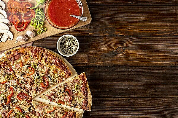 Draufsicht Pizza mit roter Paprika-Tomatensauce mit Kopierraum. Auflösung und hohe Qualität schönes Foto