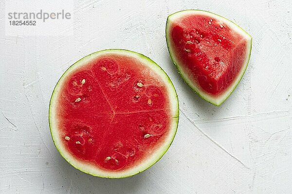 Draufsicht auf geschnittene Wassermelone mit weißem Hintergrund. Auflösung und hohe Qualität schönes Foto